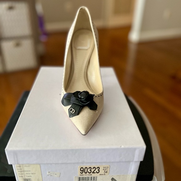 Dior Cream Heels with Black Bow Accent - Picture 3 of 11